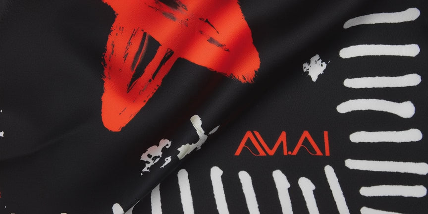 foulard Love Collection in movimento, dettaglio logo brand -AM.AI